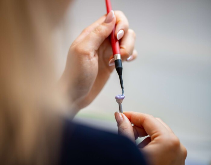 Ein Sofortimplantat wird im Labor bearbeitet.