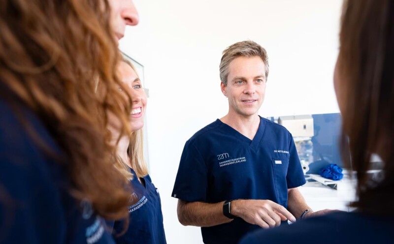 Dr. Mittelberger erkl&auml;rt etwas, umgeben von Teammitgliedern.