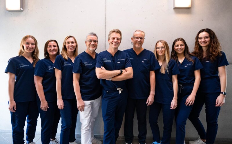 Teamfoto vieler Mitarbeiter und Mitarbeiterinnen.