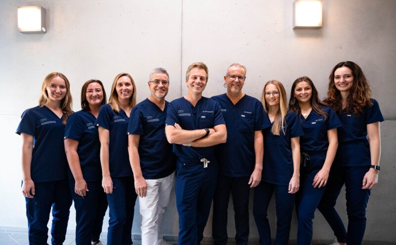 Portraitfoto des Teams der Behandler:innen. Dr. Mittelberger und Dr. Brunner stehen in der Mitte.