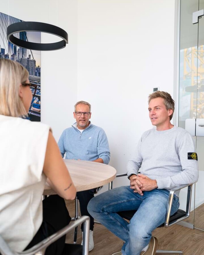 Dr. Brunner (links) und Dr. Mittelberger (rechts) beraten eine Patientin.