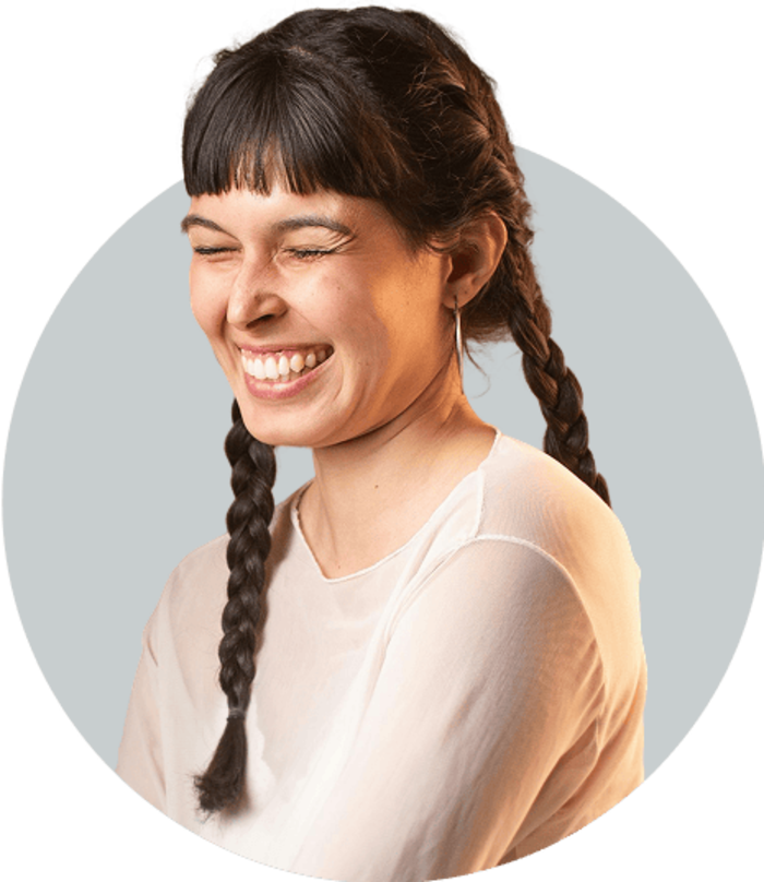 Eine junge lachende Patientin.