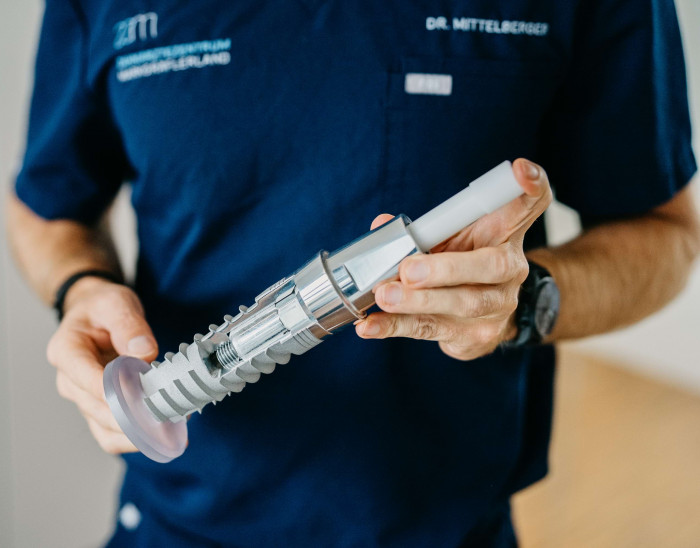 Nahaufnahme eines Modells f&uuml;r ein Einzahn-Implantat.