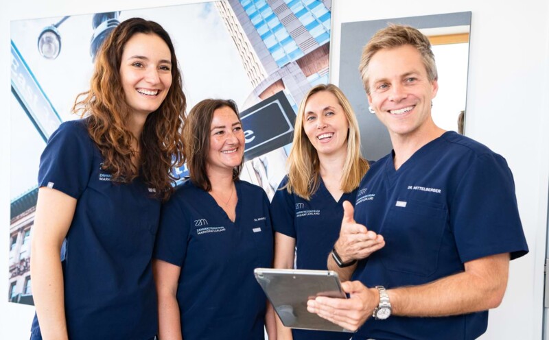 Das Teams schaut lachend in Richtung der Kamera.