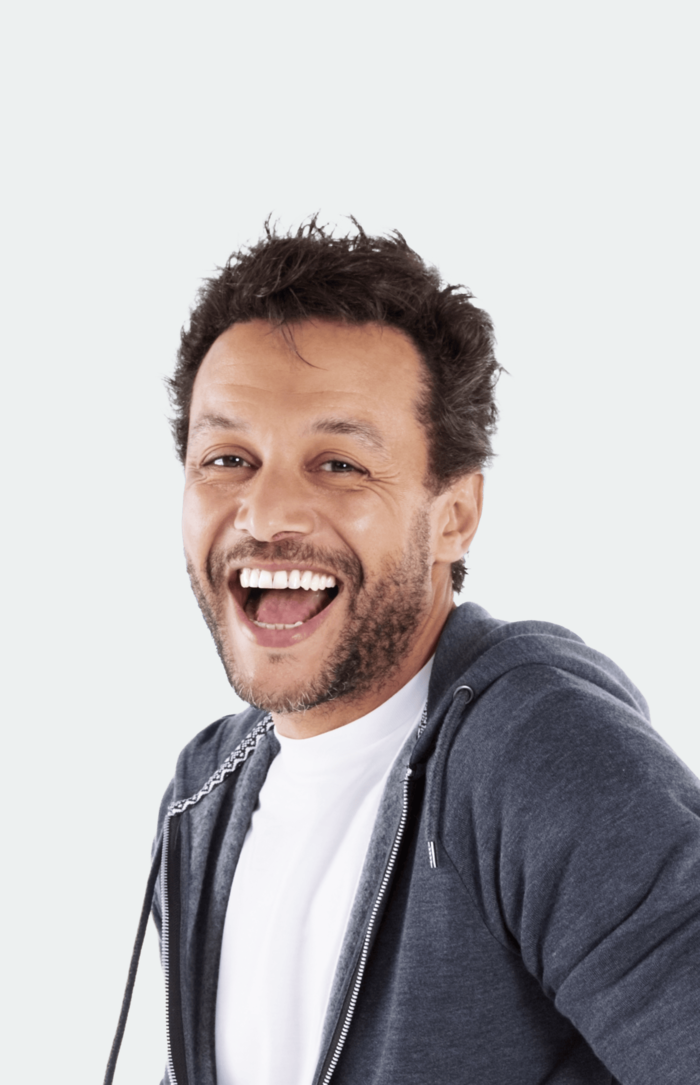 Ein Mann lacht herzlich in die Kamera.