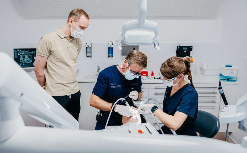 Dr. Brunner und eine Kollegin behandeln eine Patientin.