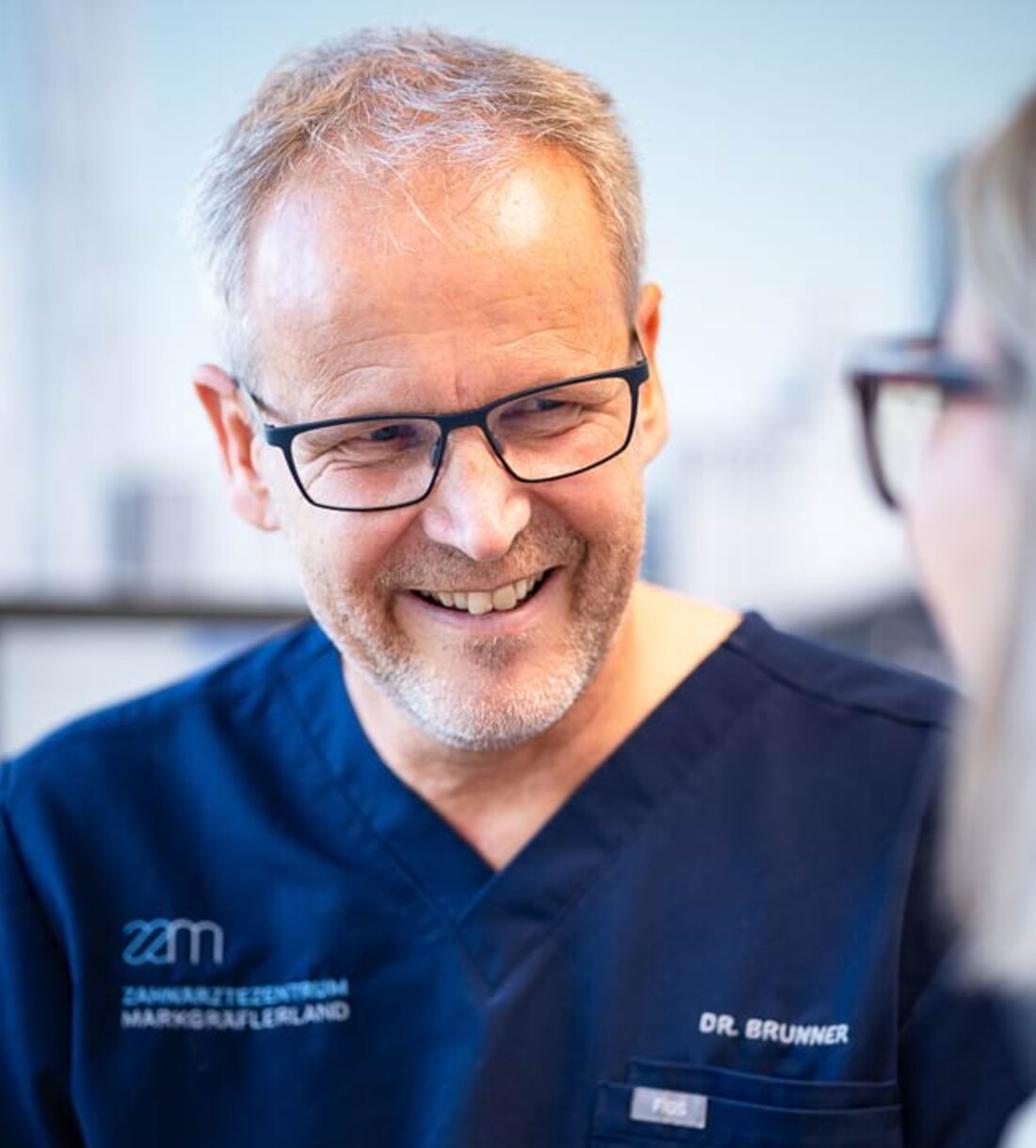 Dr. Brunner unterh&auml;lt sich mit einer Patientin.