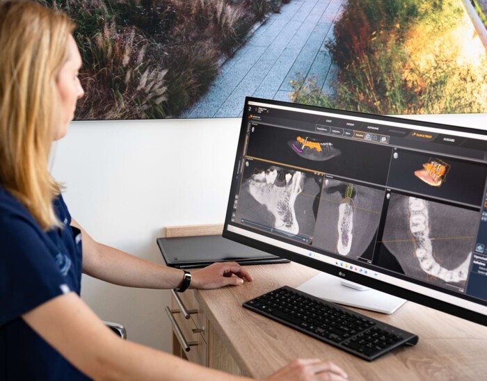 Eine Mitarbeiterin bearbeitet ein 3D-Modell.